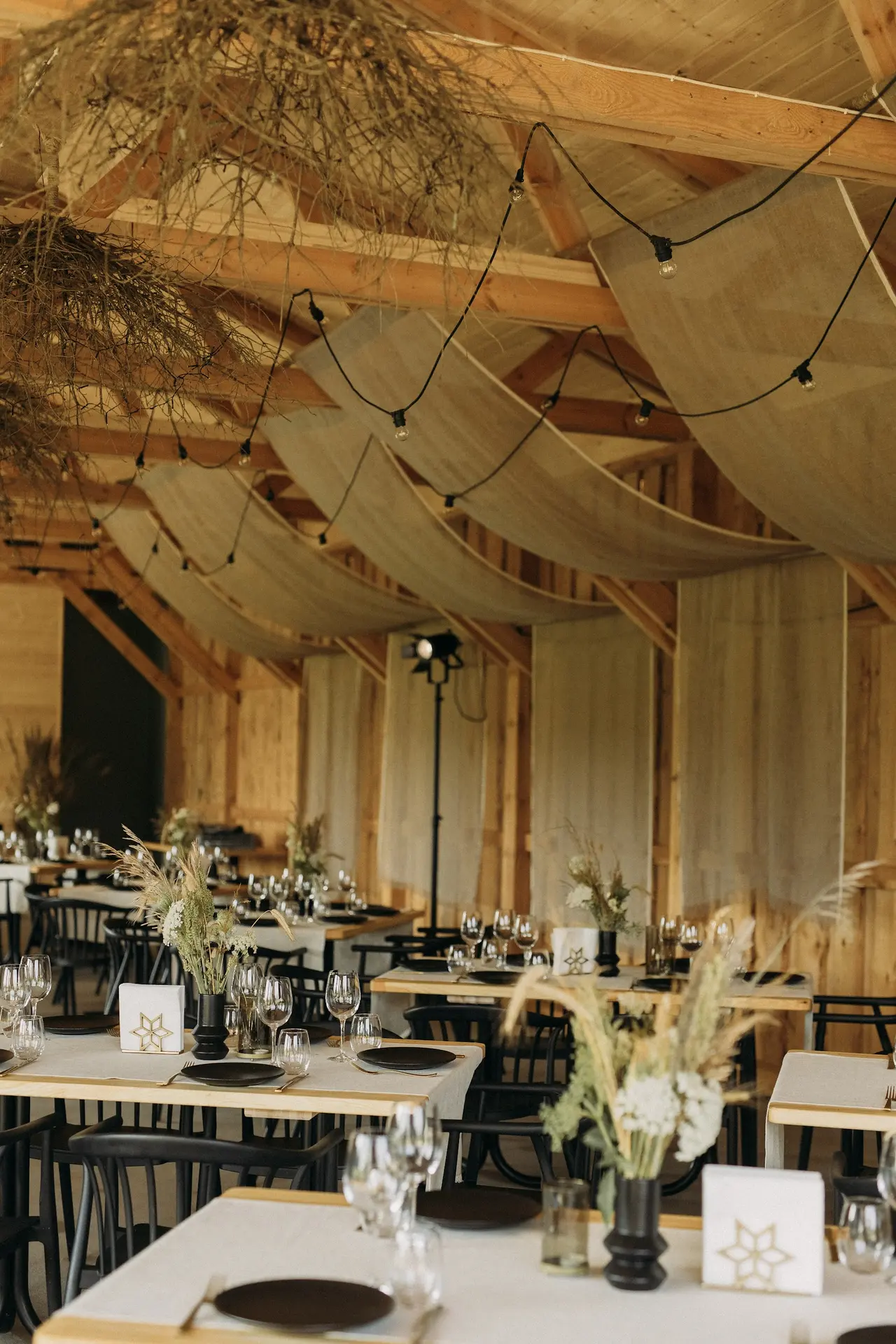 Svinību telpa galdi